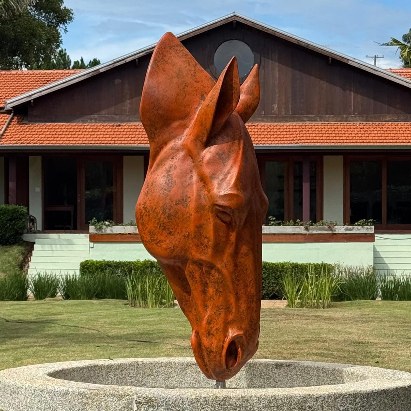 Cabeça de cavalo em tom de corten na Seleon