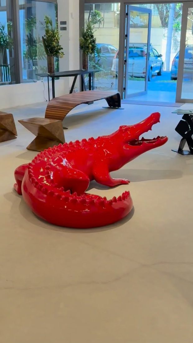 Jacaré Pytã, escultura vermelha