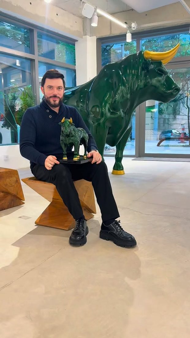 Rafael Brancatelli com o Touro Miura na galeria